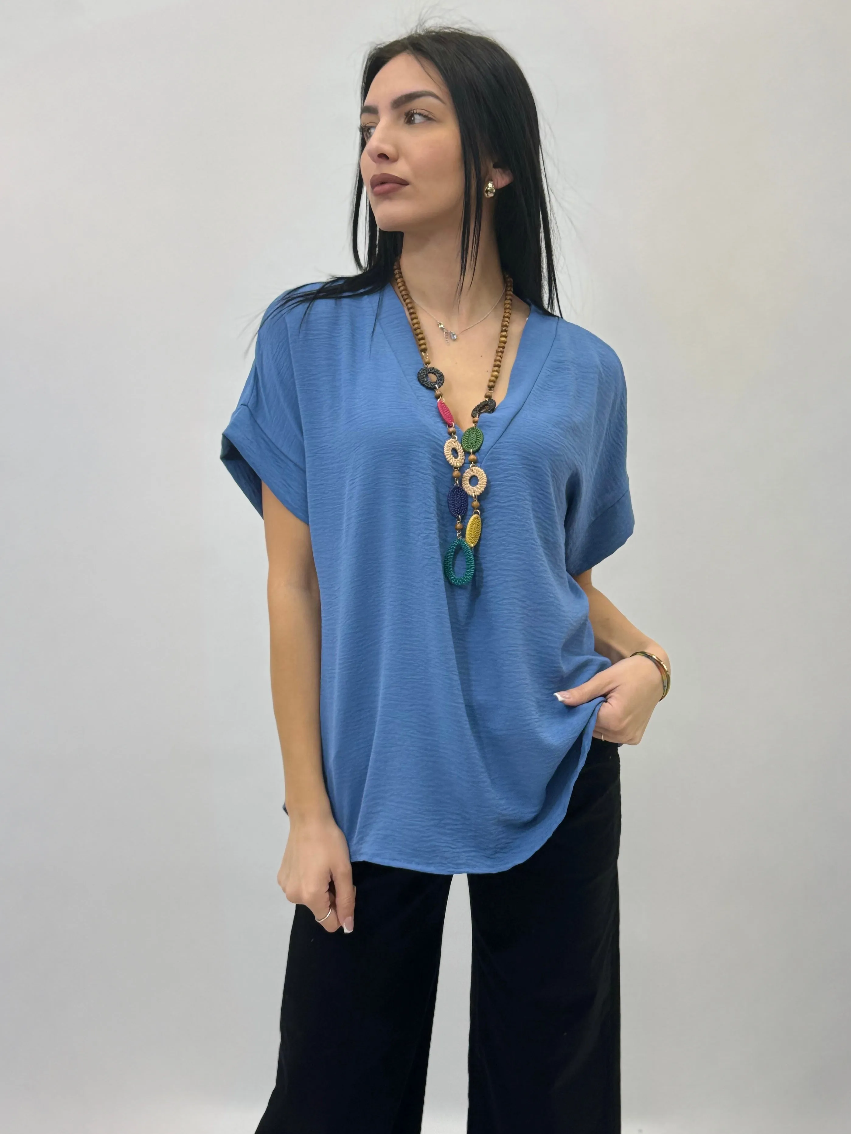 Maglia mezze maniche con collana scollo V