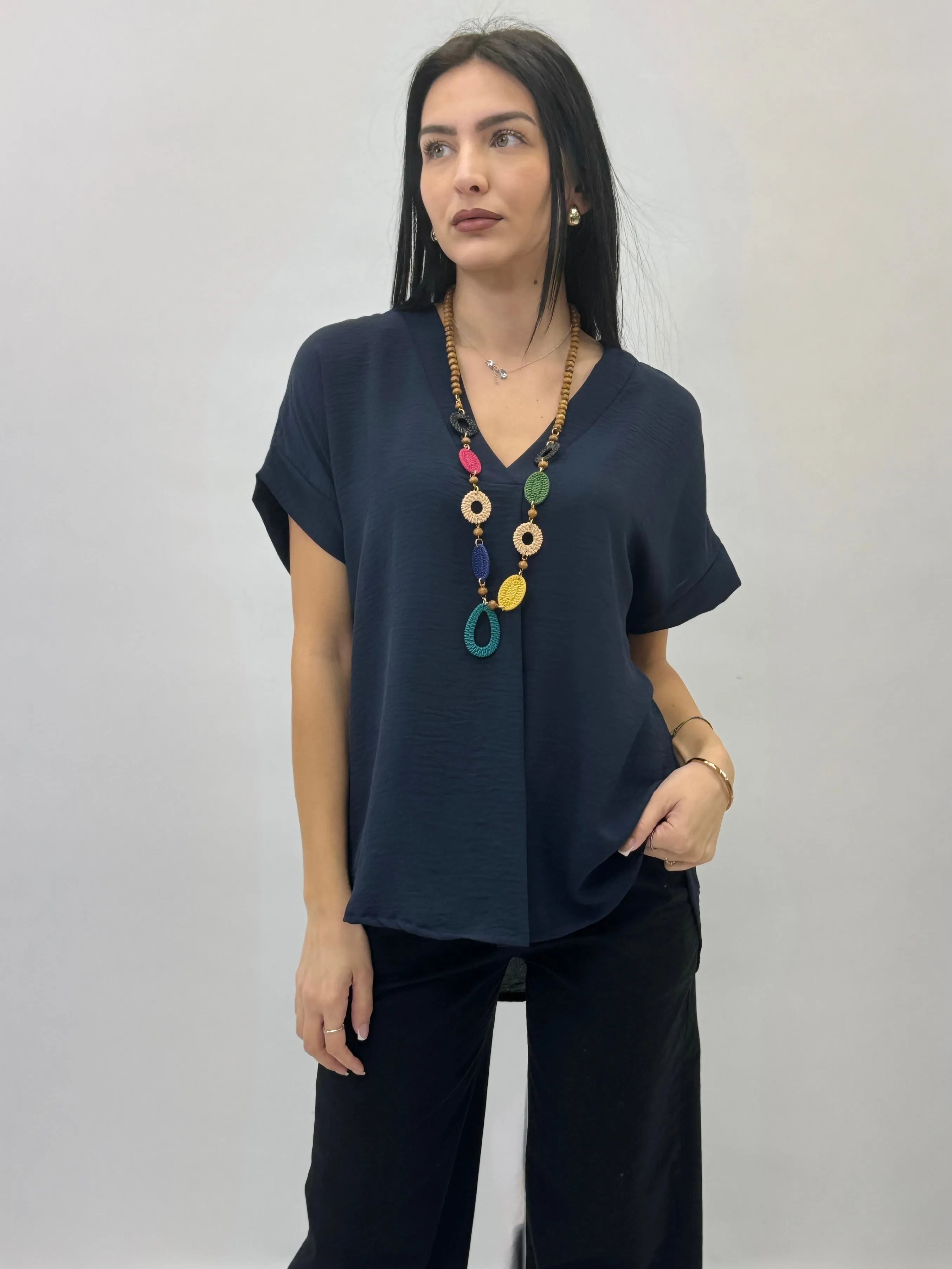 Maglia mezze maniche con collana scollo V