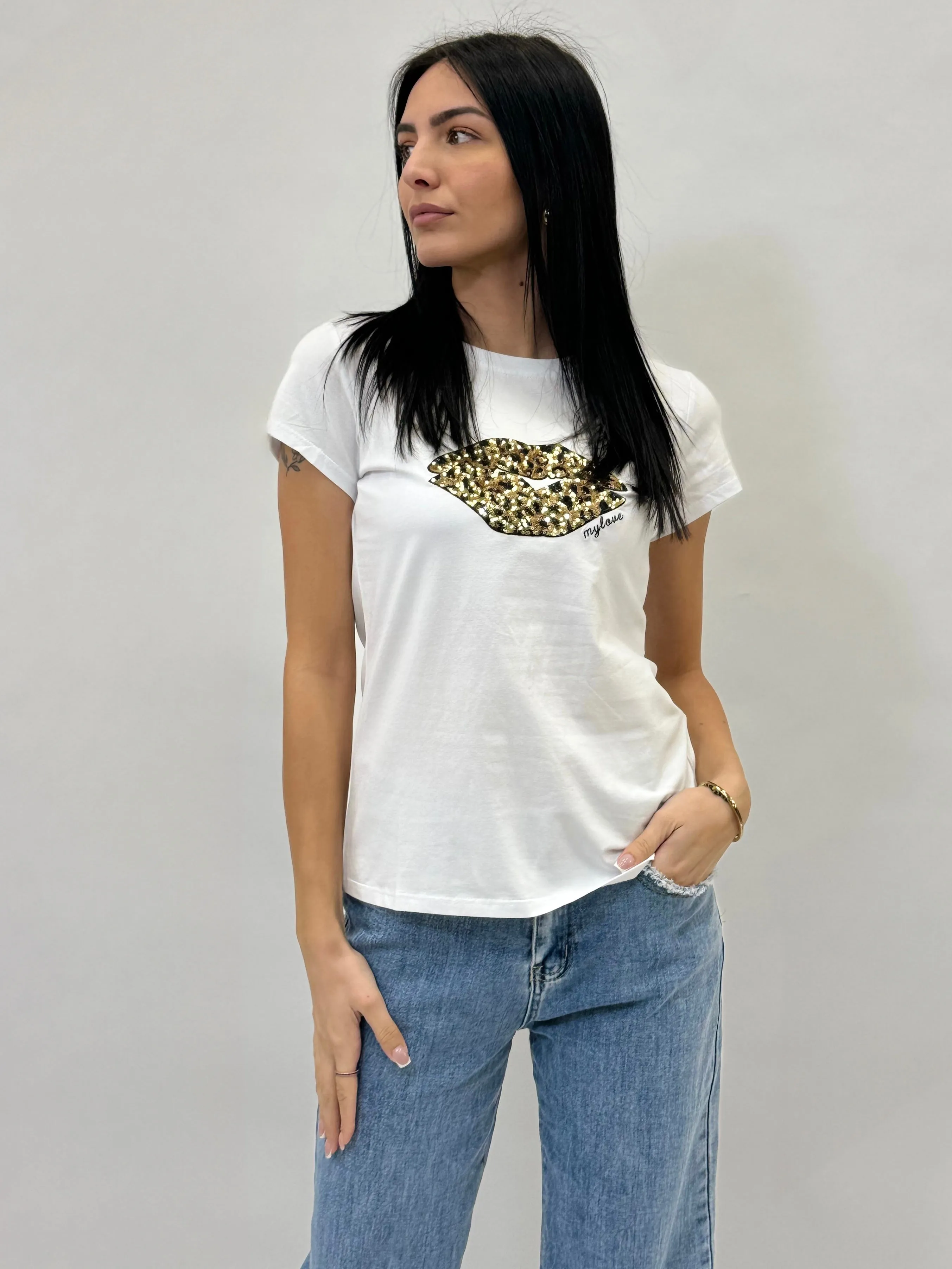 T-shirt in cotone con ricamo kiss